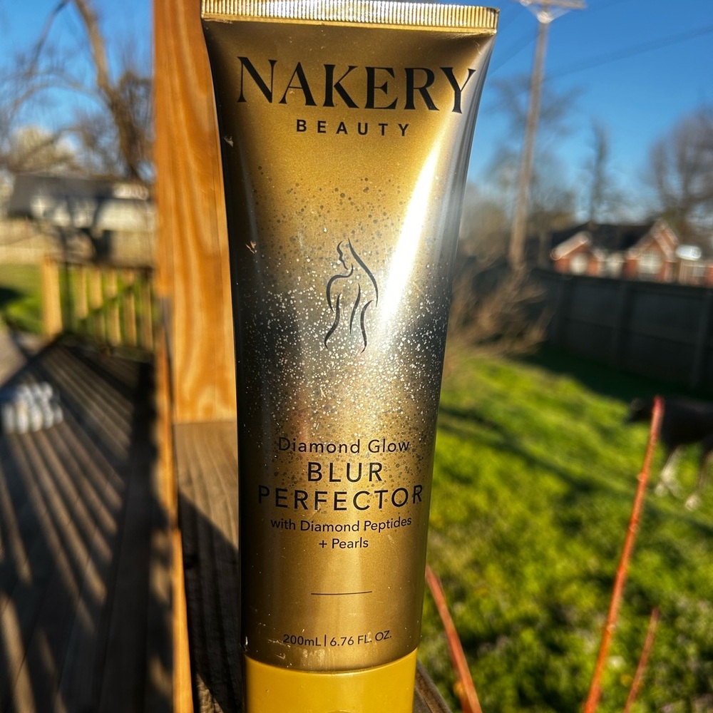 Nakery Beauty Diamond Glow Blur Perfector - Gold lotion